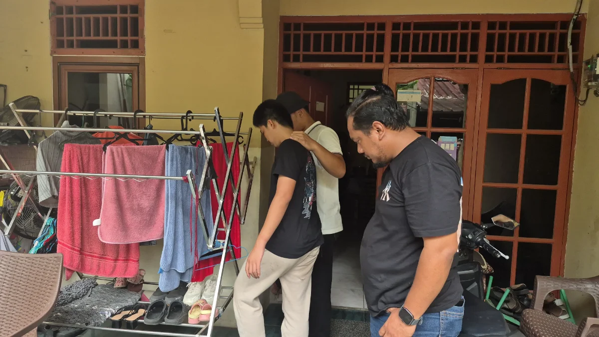 Pada Saat Satnarkoba Polres Metro Bekasi Kota Mengamankan Pelaku Dikediaman Di Wilayah Kranggan