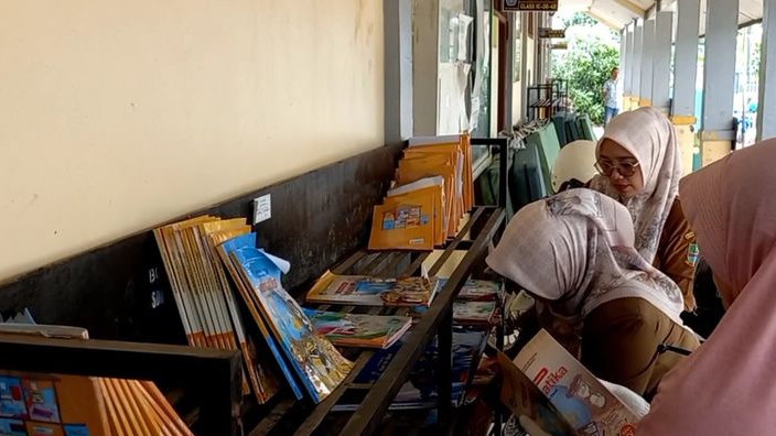 Sekolah Rusak Akibat Puting Beliung Pelajar SDN Telajung 04 Belajar dari Rumah
