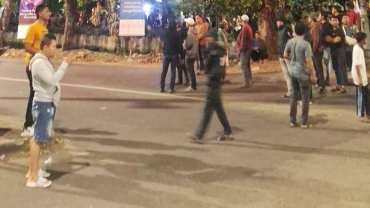 Massa Bertahan di Buaran dan Summarecon Bekasi, Polisi Tembakkan Gas Air Mata