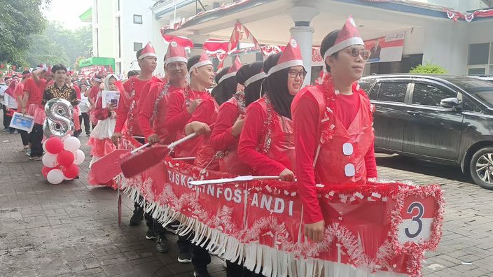 Diskominfostandi Kota Bekasi Gelar Parade Kemerdekaan HUT RI ke-80 dengan Kreasi Barang Bekas