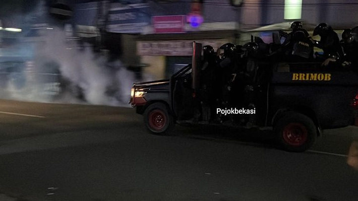 Brimob Polda Banten Gagalkan Aksi Pengrusakan Polsek Pondok Gede Oleh Massa Aksi Tak Dikenal