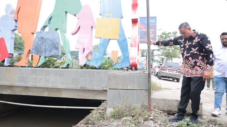 Tri Adhianto Tinjau Penertiban Bangunan Liar dan Normalisasi Kali Teluk Pucung