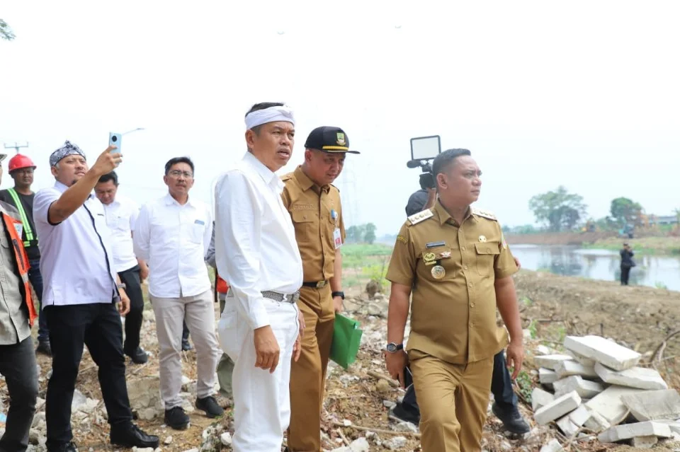 Bupati Bekasi Pantau normalisasi Kali CBL
