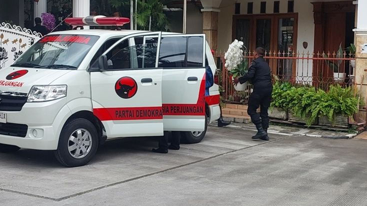 Ada 8 Bunga Datang ke Kediaman Hasto, Pengirimnya Tidak Diketahui
