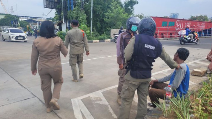 Satpol PP Angkut Gelandangan dan Pengemis ke Padurenan