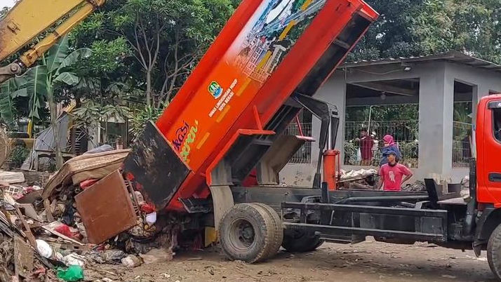 DLH Kota Bekasi Sudah Angkut 5 Ton Lebih Sampah Pasca Banjir, PGP Masih dalam Proses