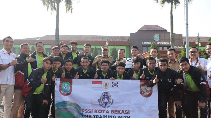 Wali Kota Bekasi Lepas Tim Sepakbola Muda Ikuti Pelatihan Internasional di Korea Selatan