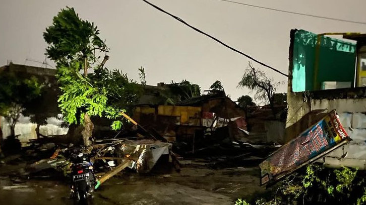 Puting Beliung Terjang Telajung, Tower Roboh Timpa Sekolah dan Mobil, Dua Warga Luka