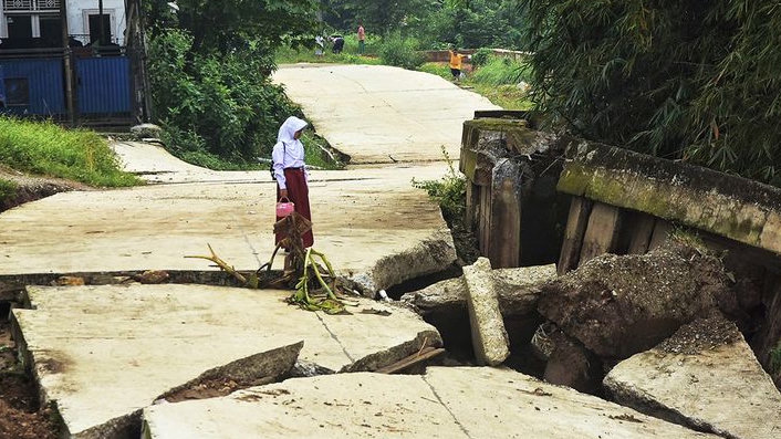 Jalan Baru di Bekasi Amblas, Pemkab Soroti Lemahnya Struktur TPT dan Usulan Relokasi Jalur