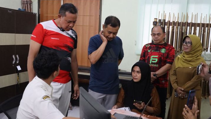 Wali Kota Tri Minta Disdik Bertindak Cepat Atasi Keluhan Pendaftar SPMB Kota Bekasi