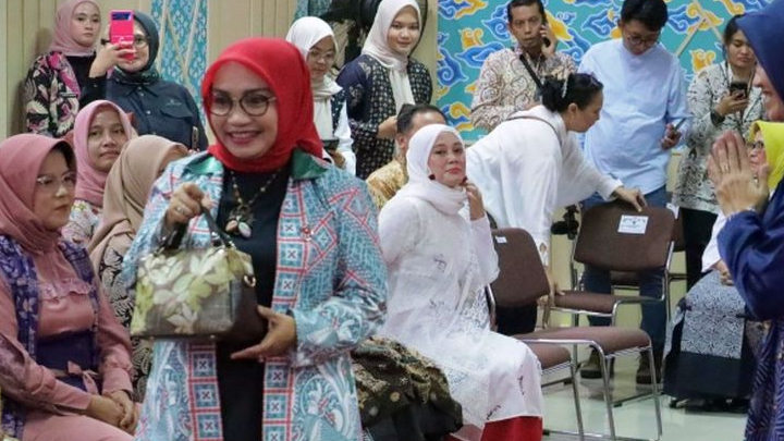 Ketua Dekranasda Kota Bekasi Hadiri Musda Se-Jawa Barat di Bandung, Tampilkan Busana Bermotif Ikonik