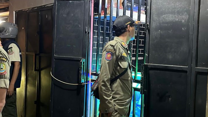 Penjaga Toko Obat Kabur Saat Satpol PP Razia di Bekasi Utara