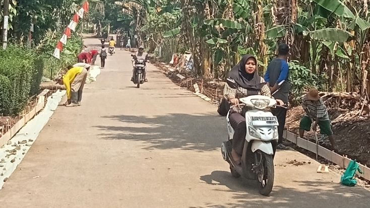 Lancarkan Mobiltas Warga, Pemerintah Desa Tamansari Perbaiki Jalan Awirarangan