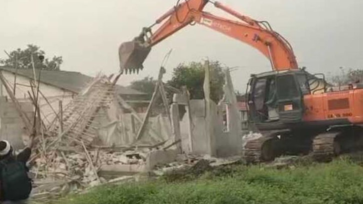 Lima Bangunan Bersertipikat Luput dari Pembongkaran di Bantaran Sungai Srimukti
