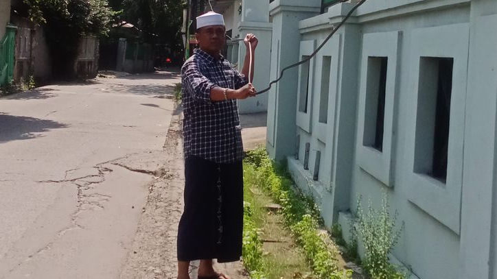 Warga Margamulya Keluhkan Kabel Internet Menjuntai yang Bahayakan Pengguna Jalan