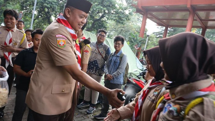 Wali Kota Bekasi Semprot Parfum ke Peserta Perkemahan Hari Pramuka ke-64, Ini Alasannya