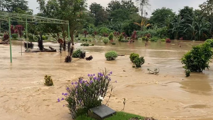 Banjir Rendam 1.200 Makam di TPU Jatisari Bekasi