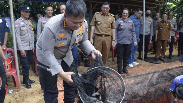 Polres Metro Bekasi Kota Dukung Program Ketahanan Pangan Lewat Panen Lele di Jatisampurna