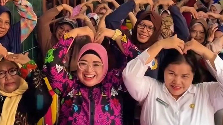 Tebar Simbol Cinta, Ade Puspitasari Kerap Berpose Love Saat Temui Warga