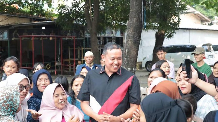 Wali Kota Bekasi Serahkan Sapi Kurban untuk Atlet dan Warga