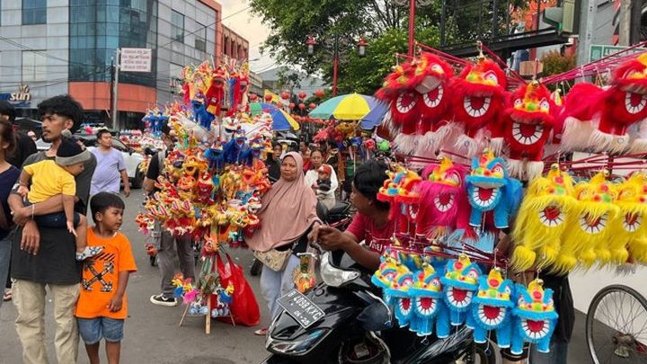 Kirab Budaya Cap Go Meh di Kota Bekasi, Pedagang Mainan Raup Cuan