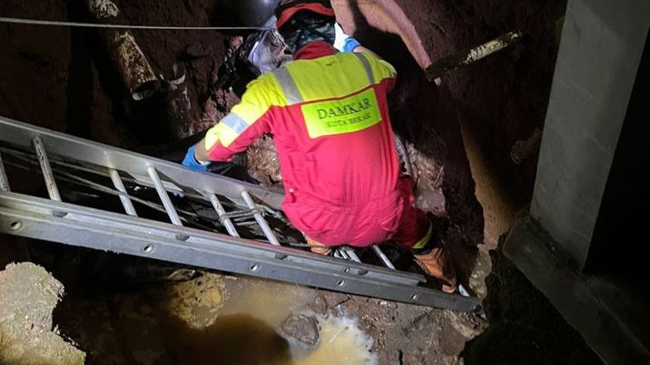 Motor Terperosok ke Dalam Septic Tank di Jatibening, Tim Damkar Lakukan Evakuasi Dramatis