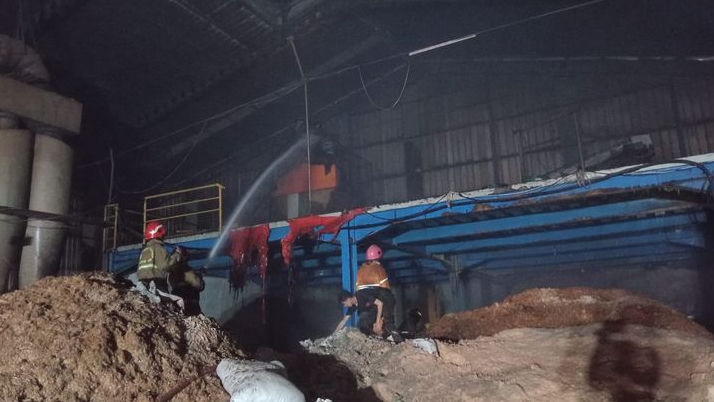 Pabrik Penyerutan Kayu PT Indotama di Bantargebang Terbakar, Kerugian Capai Rp5 Miliar