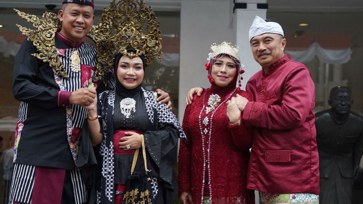 Wali Kota Bekasi Tampil dengan Busana Sri Maharaja Tarusbawa di Kirab Budaya HUT ke-80 Jawa Barat