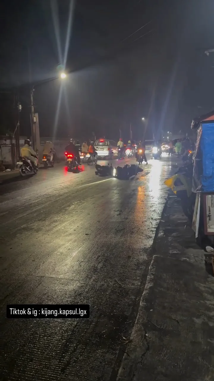 Jalan Depan Pasar Induk Cibitung Licin Usai Hujan, Lemak Sampah Pemicu Pemotor Berjatuhan