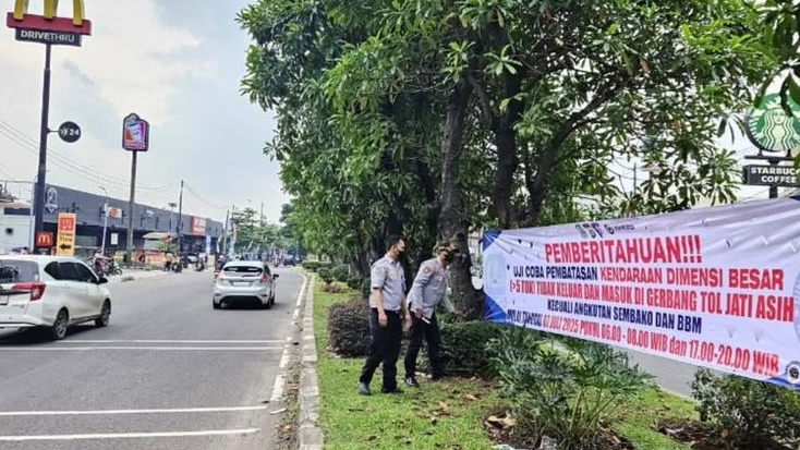Dishub Bekasi Uji Coba Pembatasan Truk Besar di Exit Tol Jatiasih Selama 30 Hari
