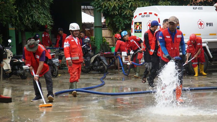 PMI Bantu Pembersihan Sekolah di Bekasi Pasca Banjir