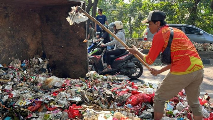 Truk Sampah Terguling Karena As Patah, DLH Bekasi Tegaskan Selalu Cek Rutin