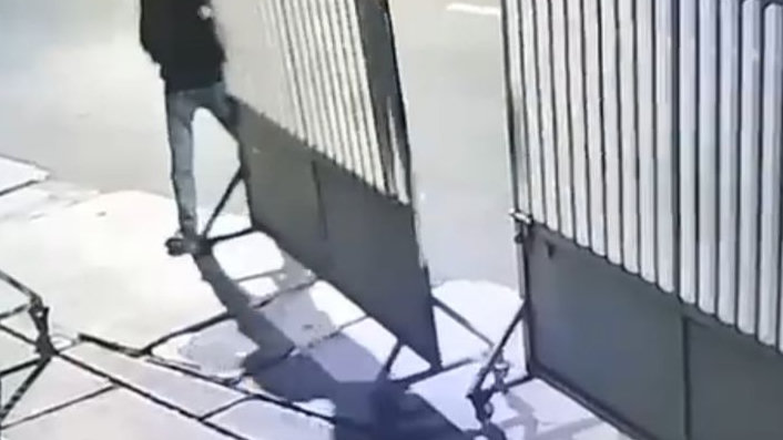Pencurian Pagar Ruko di Bekasi Terekam CCTV, Pelaku Seret Besi Pakai Motor