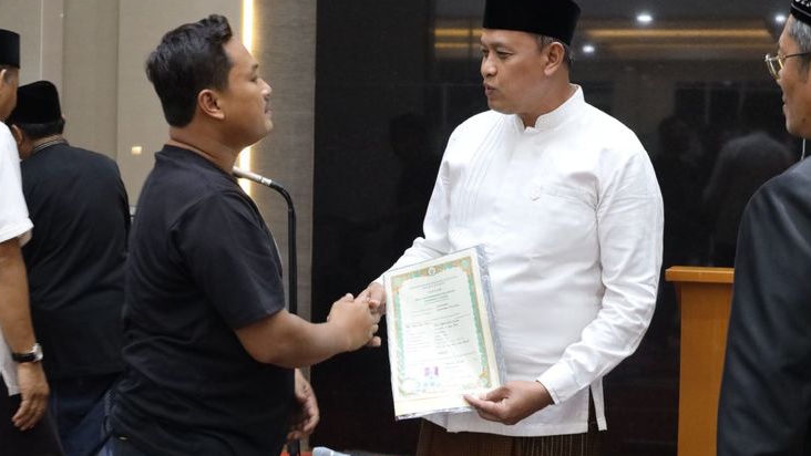 Pemkot Bekasi Serahkan Ijazah yang Tertahan 10 Tahun Saat Tarawih Keliling