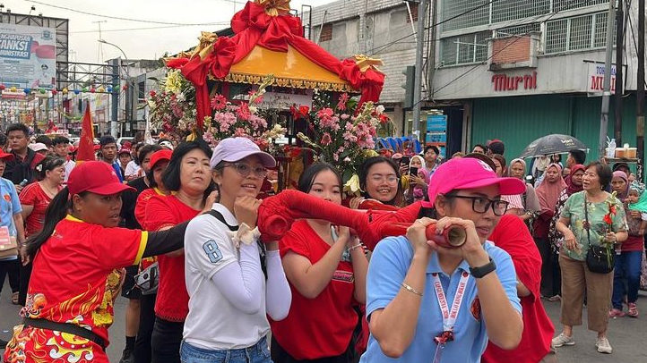 Masyarakat Antusias Saksikan Kirab Budaya Cap Go Meh