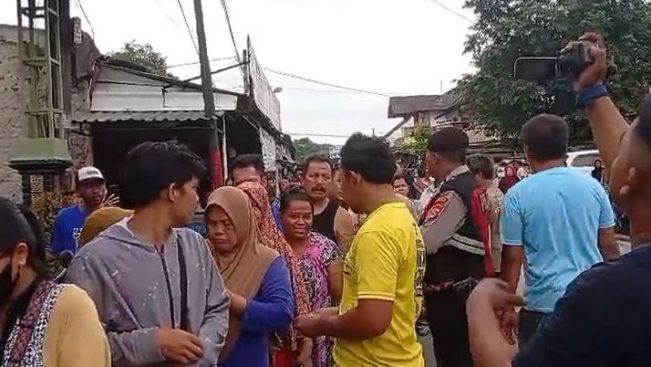 Demi Tabung Gas 3 Kilogram, Warga Cikarang Rela Antre Berjam-Jam