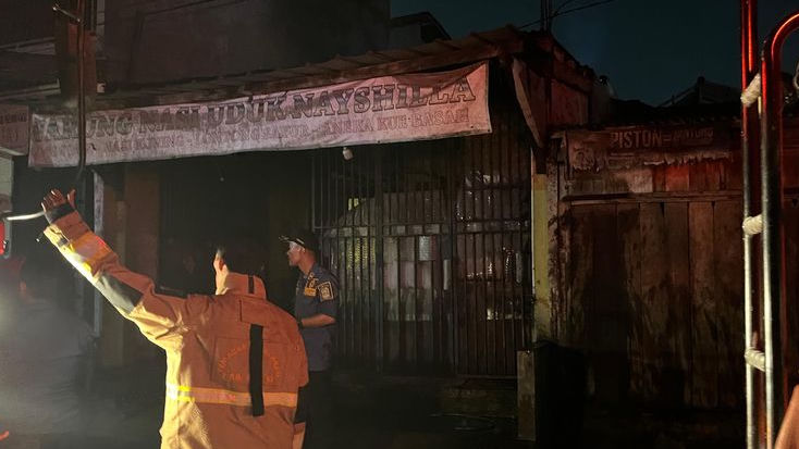 Empat Mobil Pemadam Dikerahkan Untuk Menjinakkan Api