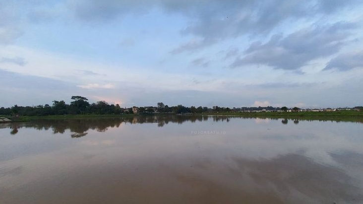 HUT RI ke-80, Pemdes Ciledug Tebar 2 Ton Ikan di Situ Burangkeng untuk Pelestarian dan Hiburan Warga