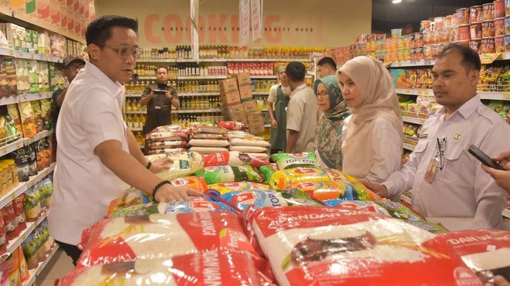 Pedagang di Bekasi Kemas Ulang Beras Curah Medium dan Dijual Jadi Premium