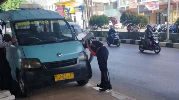 Dishub Kempiskan Ban Angkot yang Parkir Sembarangan di Kalimalang