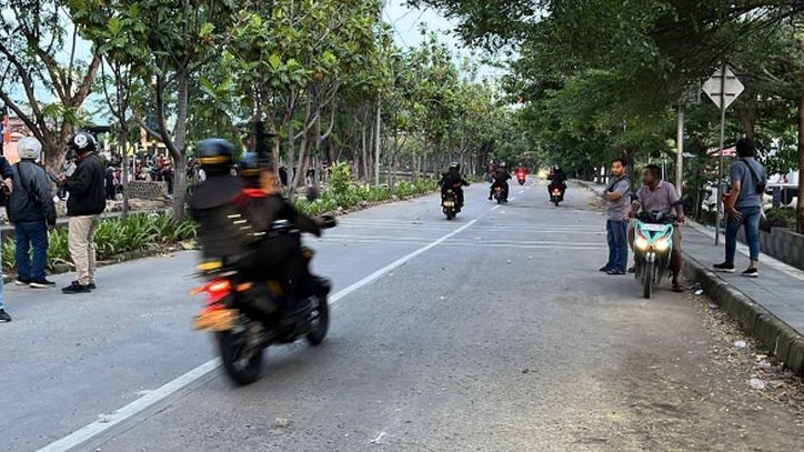 Polisi Tembak Gas Air Mata dan Kejar Demonstran di Pangeran Jalan Jayakarta dengar Motor