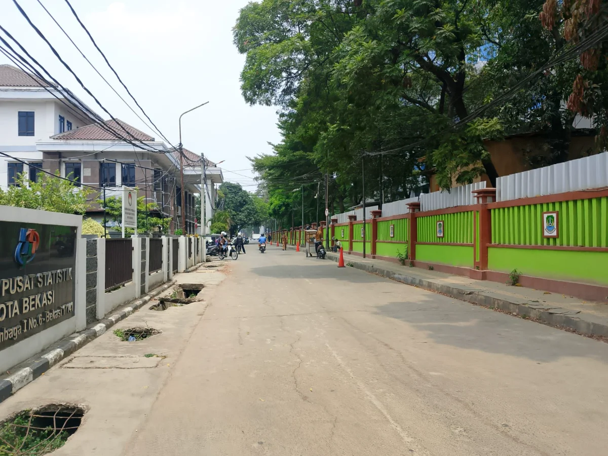 Dishub Kota Bekasi siap gemboskan ban motor dan derek mobil pegawai yang nekat parkir di area Pemkot mulai besok.
