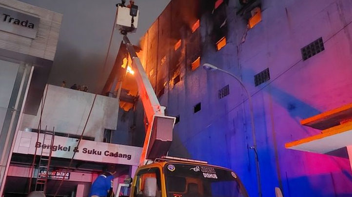 Dishub Bekasi Kerahkan Tangga Hidrolik Bantu Pemadaman Gudang Ban yang Terbakar