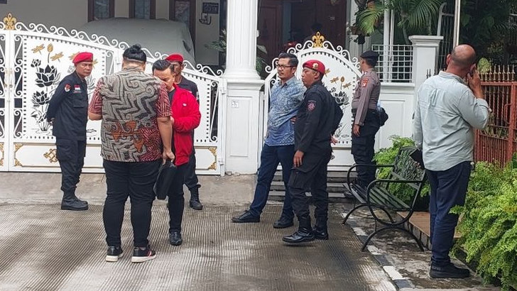 Penyidik KPK Angkut Sejumlah Berkas dari Rumah Hasto