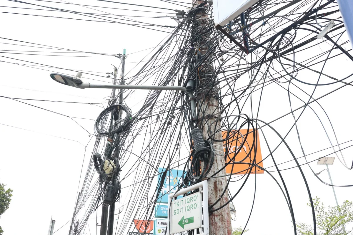 Rapikan Wajah Kota, Wali Kota Tri Adhianto Potong Kabel Udara di Jalan Raya Pondok Gede