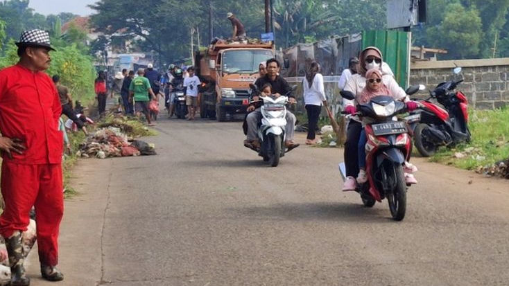 Lurah Burangkeng Ingatkan Sanksi Bagi Warga yang Buang Sampah Sembarangan