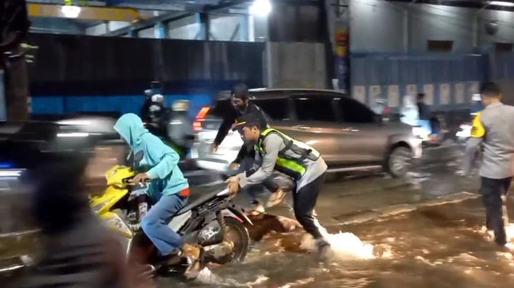 Jalur Mudik di Bekasi Banjir, Banyak Kendaraan Pemudik Mogok