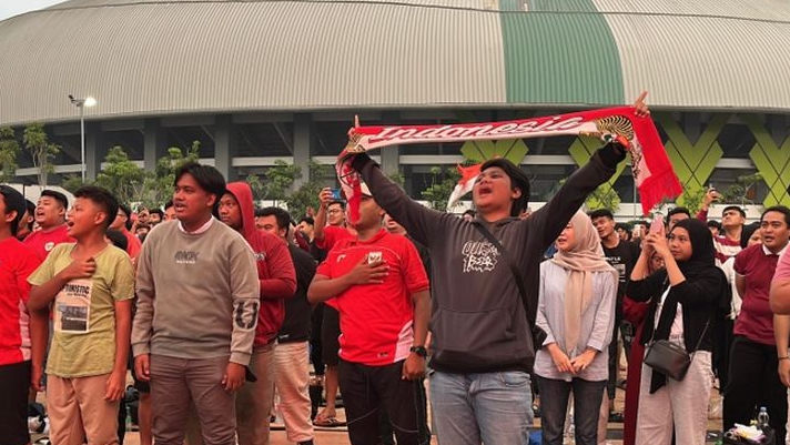 Hujan Tak Halangi Antusiasme Warga Bekasi Nobar Timnas Indonesia vs Jepang di Plaza Patriot