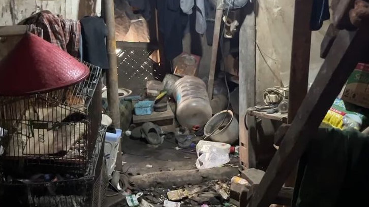 Kakek Cambang Tinggal di Rumah Tidak Layak Huni dan Berpotensi Rawan Penyakit