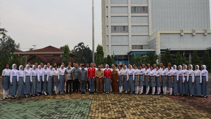 Pemkot Bekasi Lepas Paskibraka Nasional dan Serahkan Medali Atlet Berprestasi